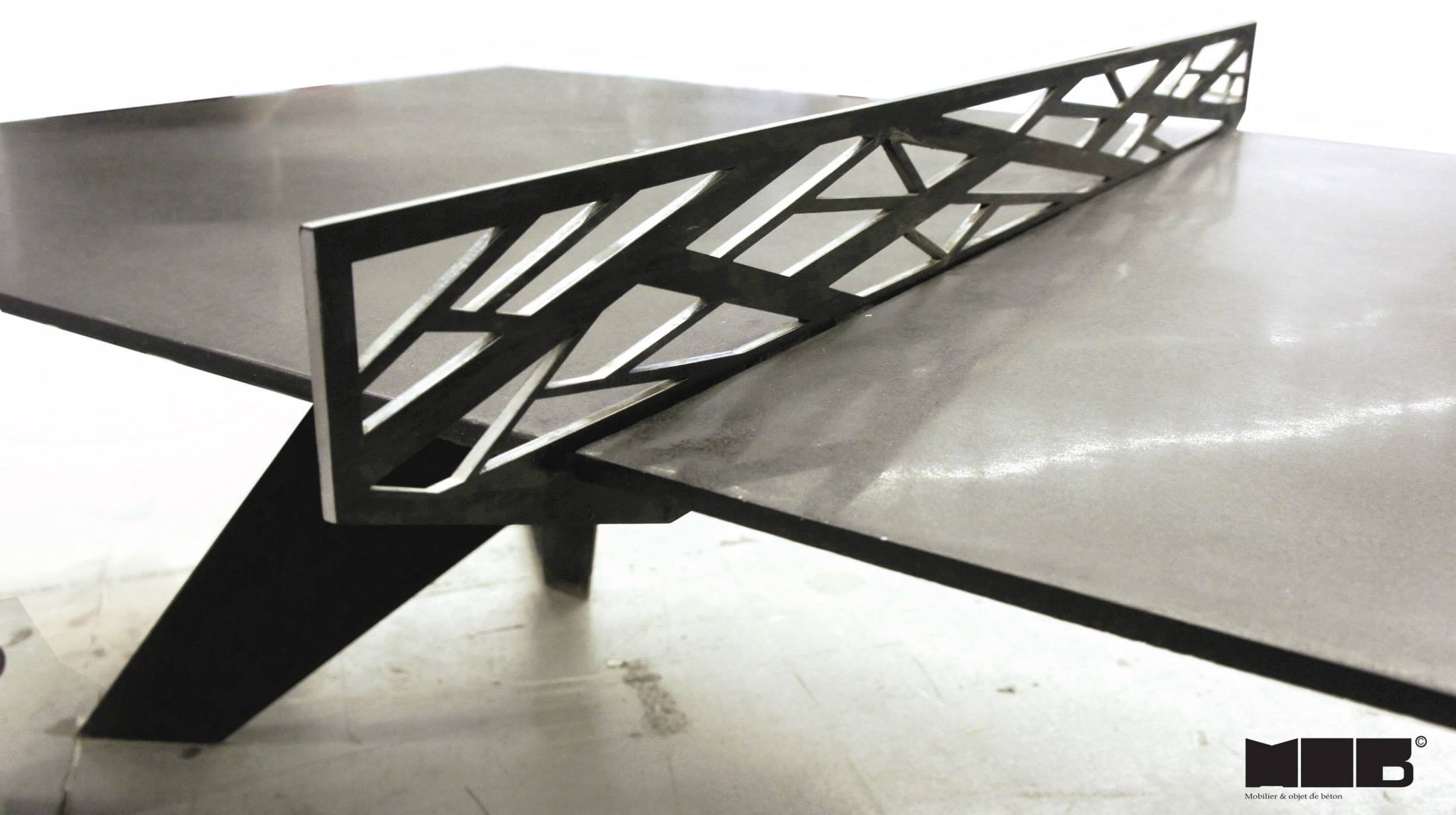 La table de ping-pong en béton est remplacée par une table en résine de  mélamine