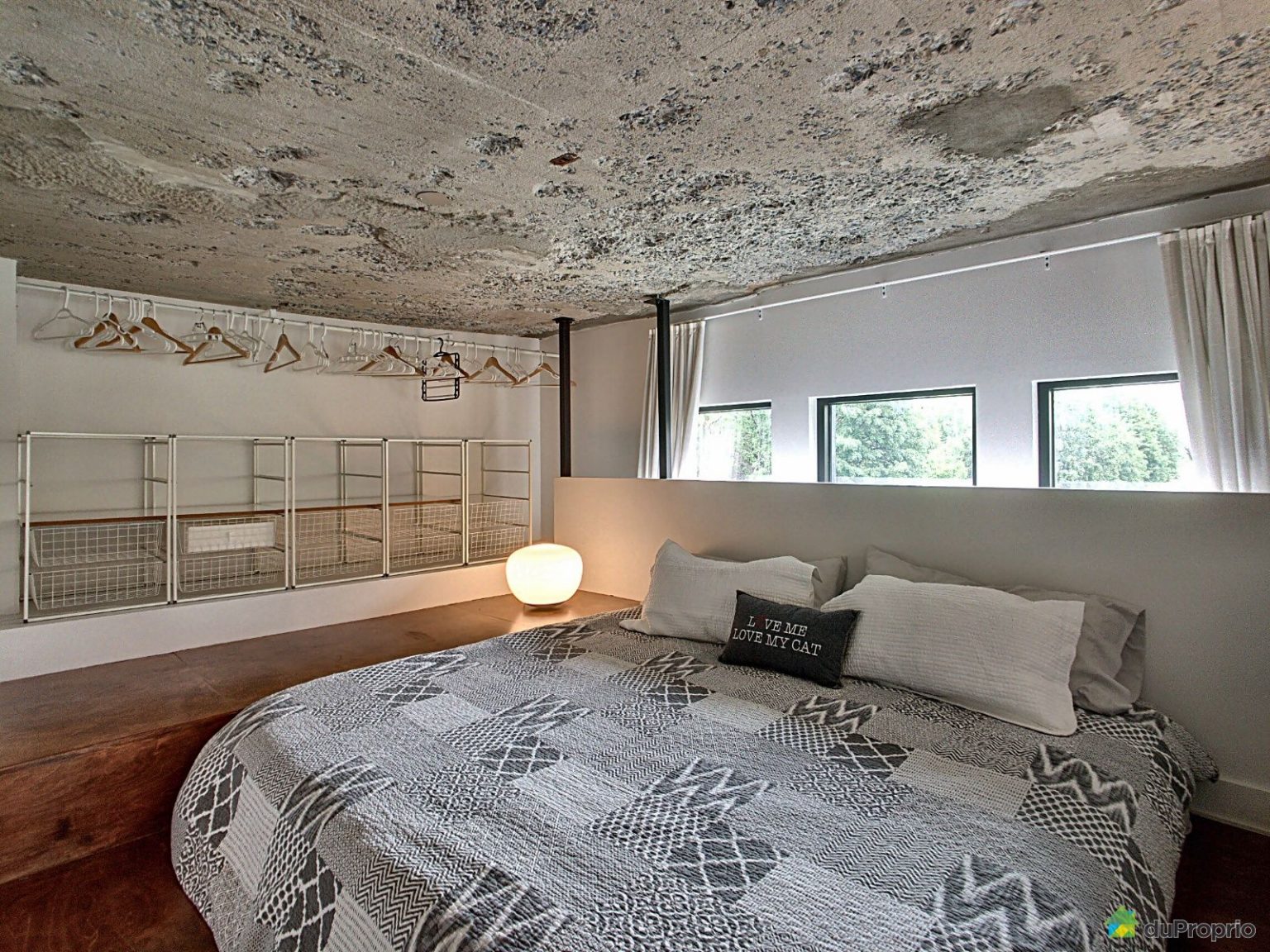 Le loft parfait à Montréal pour les amateurs de plafonds en béton