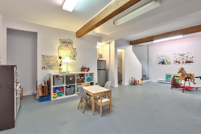 Le solarium et la cour qui se cachent derrière cette charmante maison