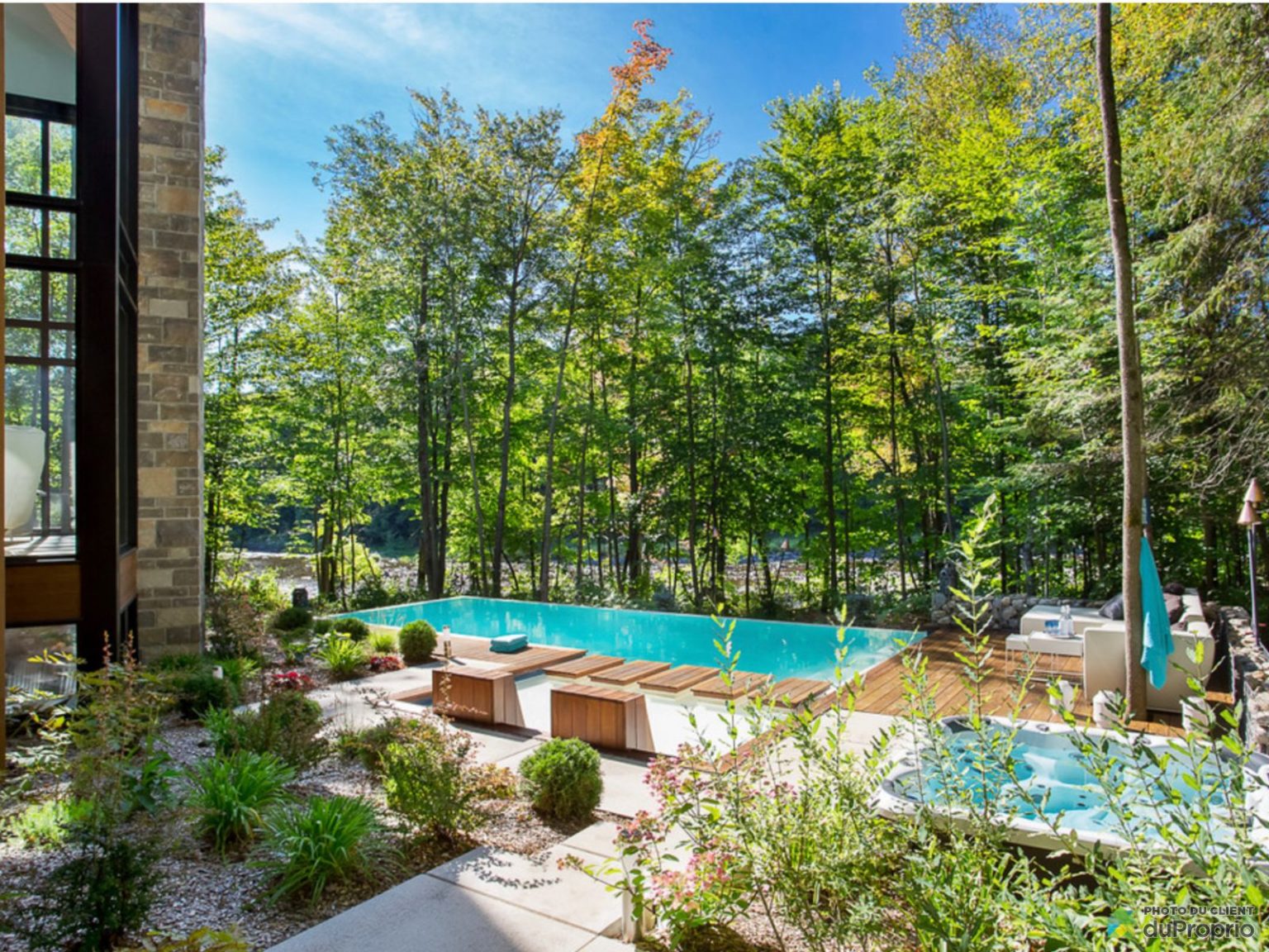 Cette résidence de prestige située à NotreDamedesPrairies est