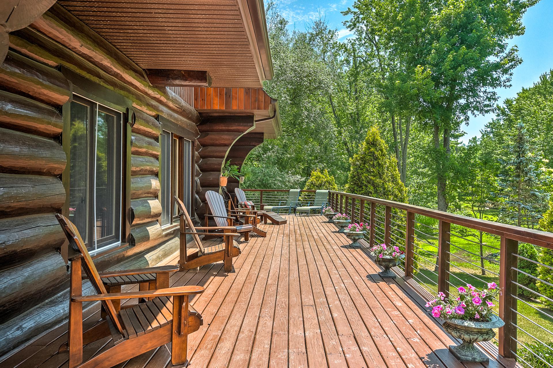 Ce chalet en bois rond situé dans les Laurentides est d'un très grand