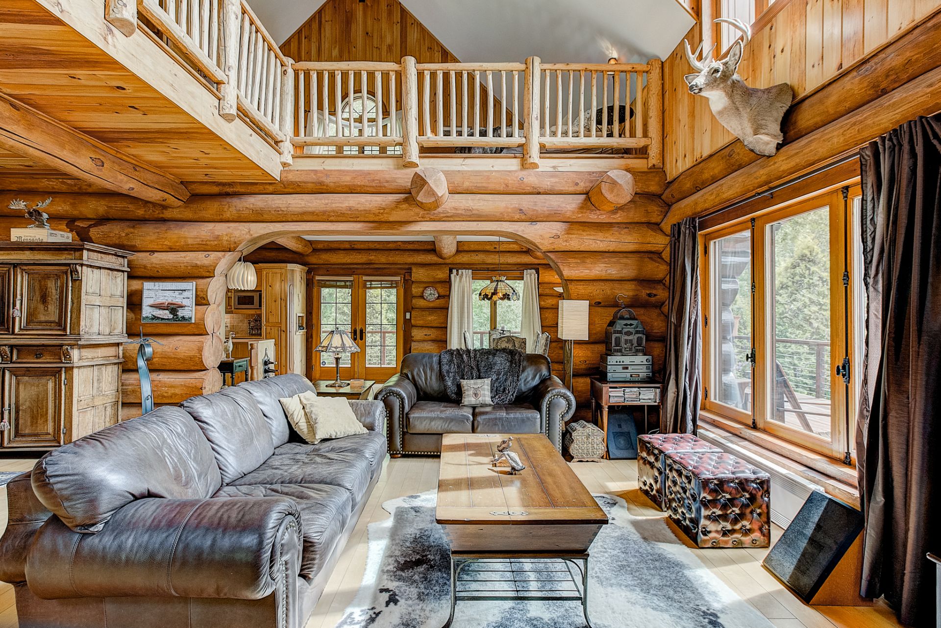 Ce chalet en bois rond situé dans les Laurentides est d'un très grand