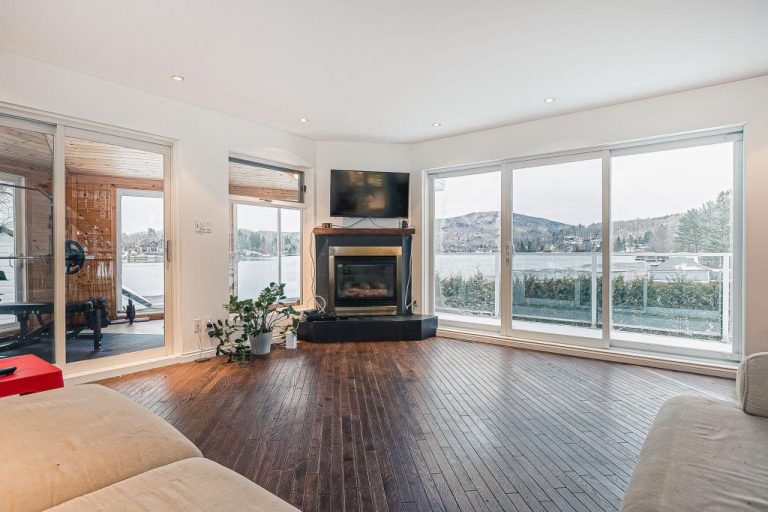 Jolie maison à aire ouverte offrant une vue incroyable sur le lac