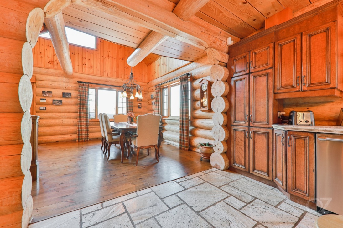 Chaleureuse propriété en bois rond à SainteMargueriteduLacMasson