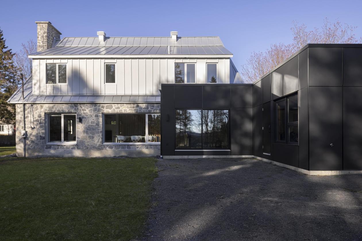 Impressionnante maison construite en 1977 et complètement modernisée en