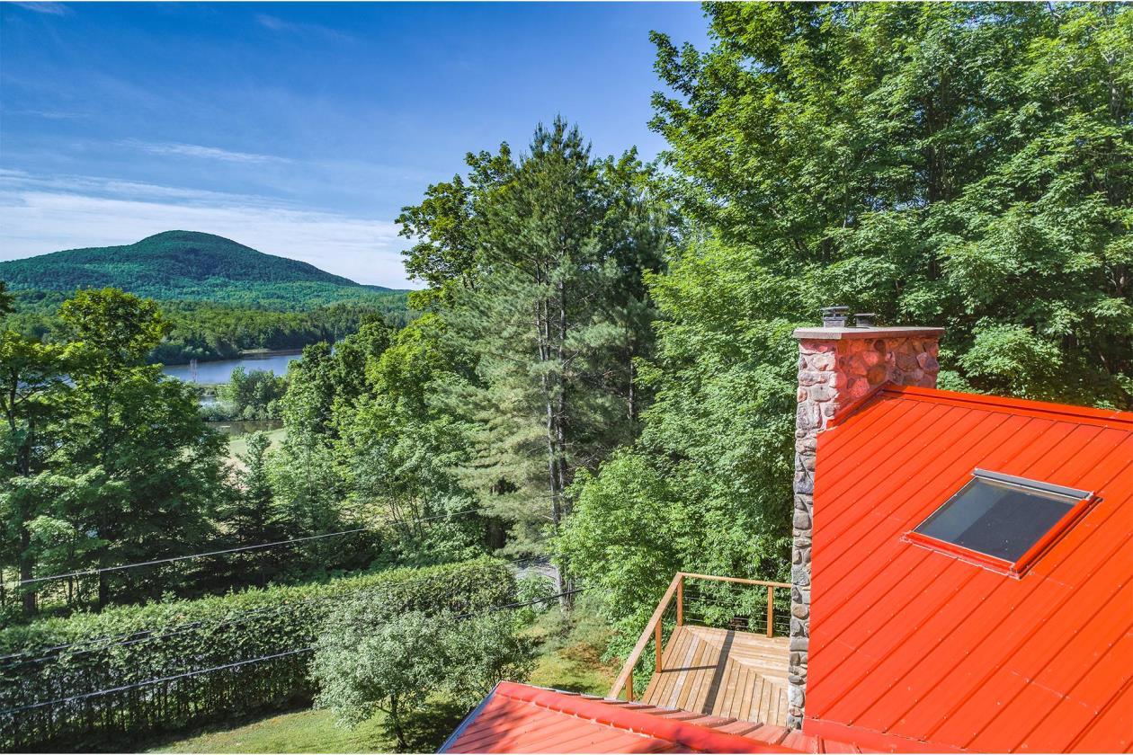 Spacieuse résidence de campagne avec vue sur l'eau à Eastman en Estrie