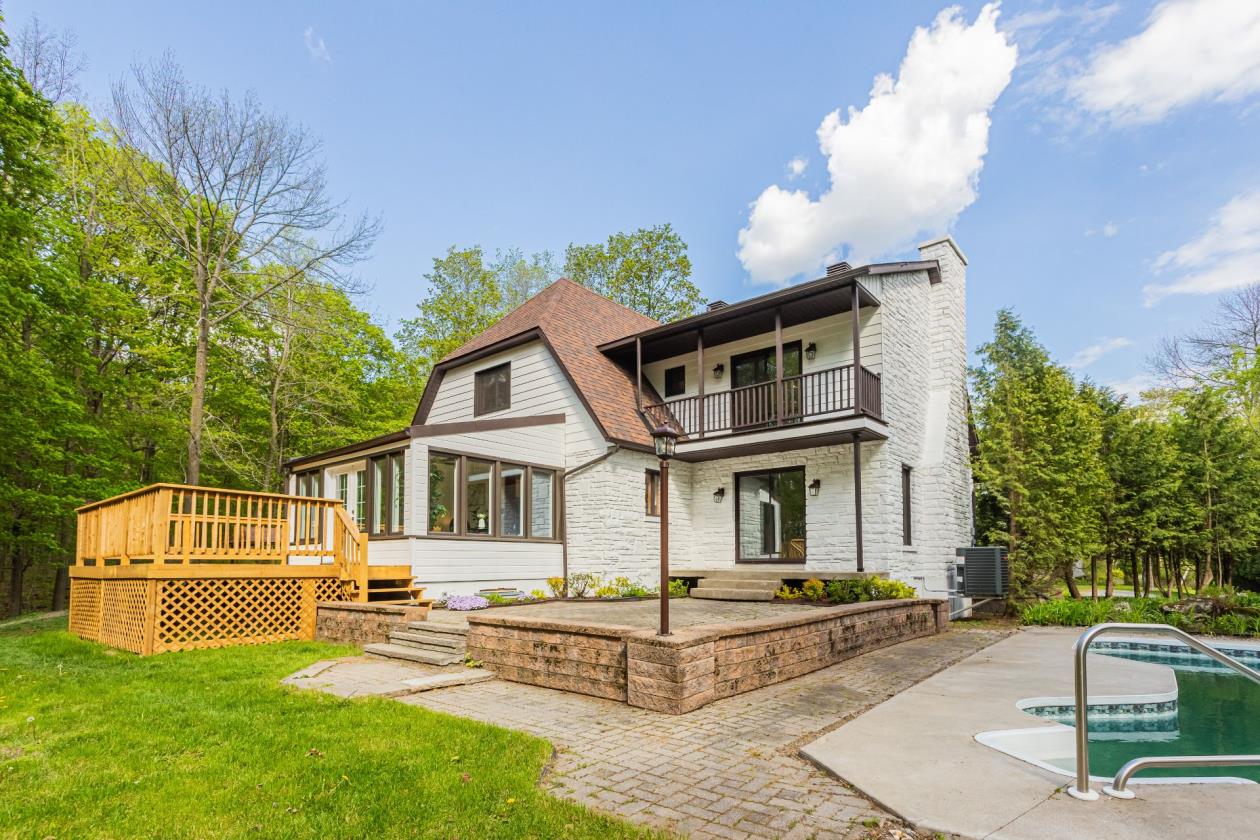 Ravissante propriété nichée près d'une falaise surplombant le lac