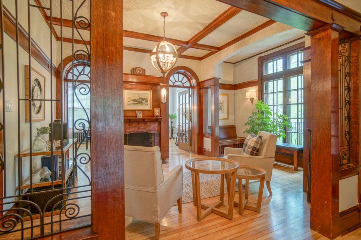 Majestueuse propriété centenaire dans le quartier JacquesCartier de la