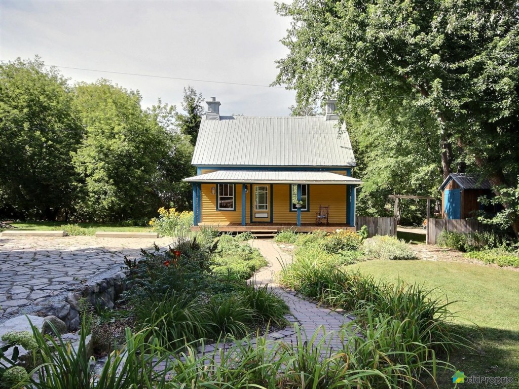 Une charmante petite maison de campagne dans la ville de St-Ours au