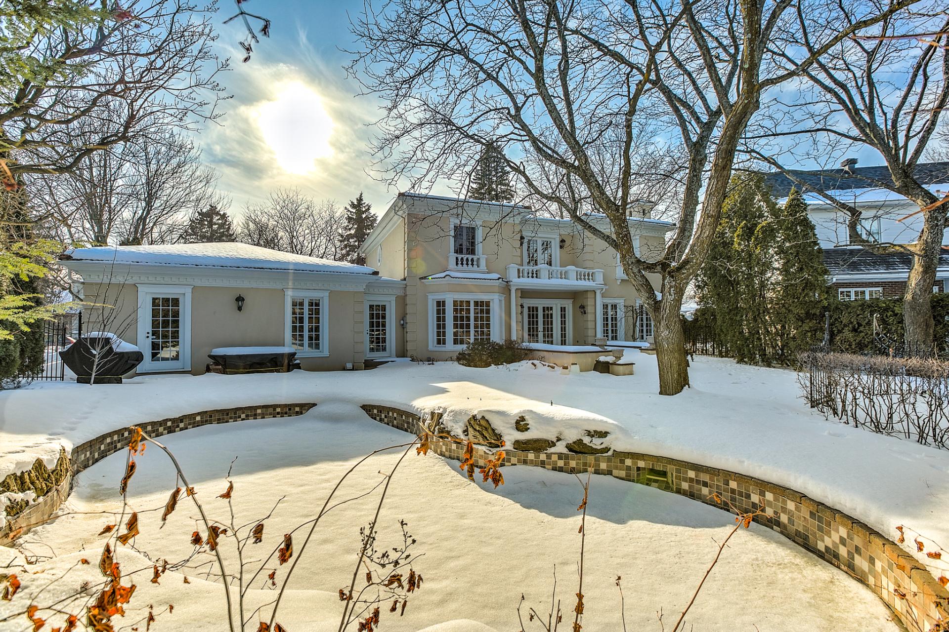 Villa de SaintLambert inspirée des maisons d'été européennes maintenant en vente Joli Joli Design