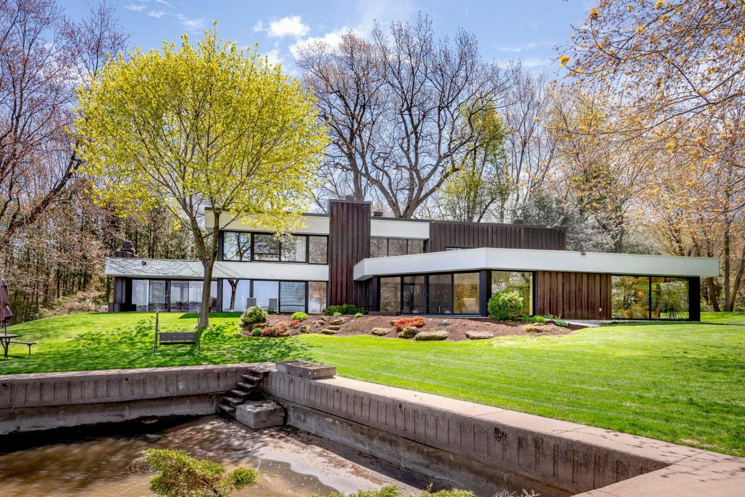 Prestigieuse maison au bord de l'eau à vendre à VaudreuilsurleLac