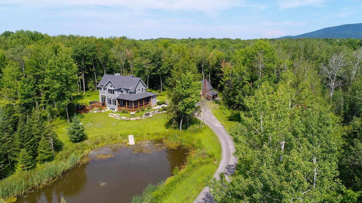 Magnifique résidence construite sur un grand terrain de 3 acres à