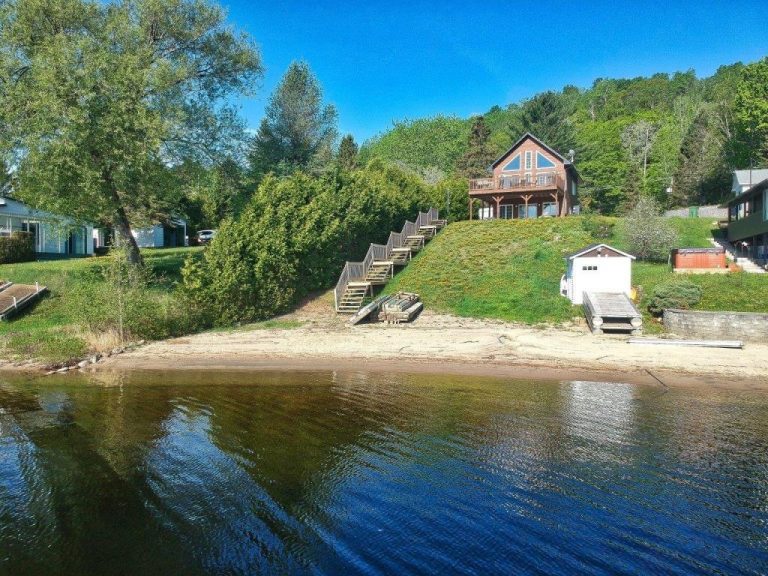 Belle propriété clé en main aux abords d'une plage de sable donnant sur