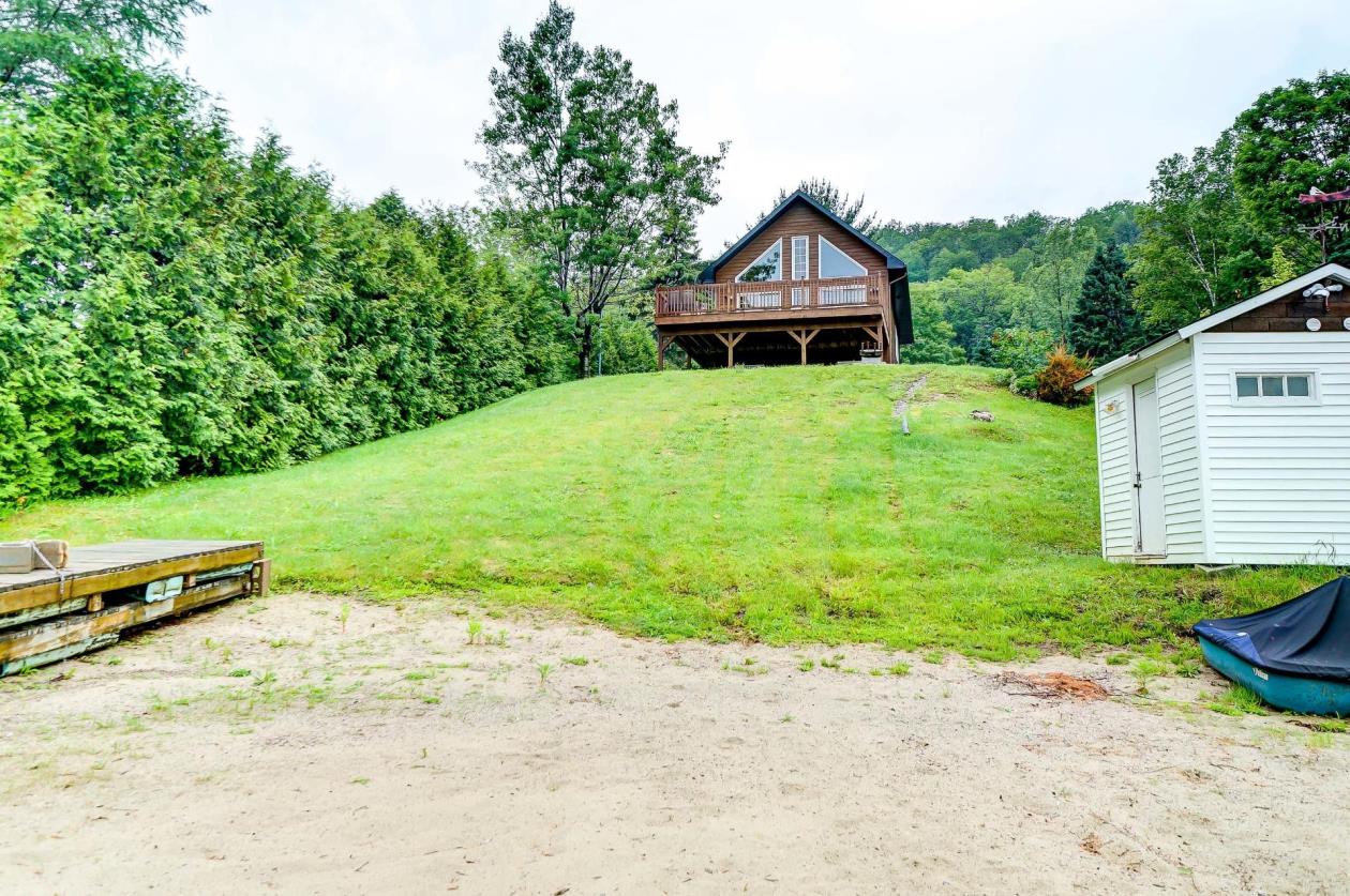 Belle propriété clé en main aux abords d'une plage de sable donnant sur le Lac Simon en