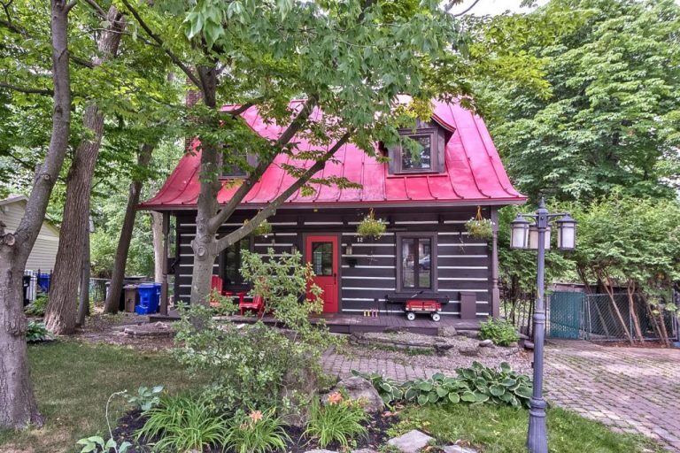 Le solarium et la cour qui se cachent derrière cette charmante maison