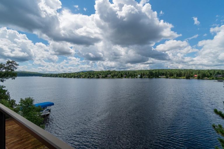 Splendide résidence contemporaine à paliers multiples aux abords du Lac