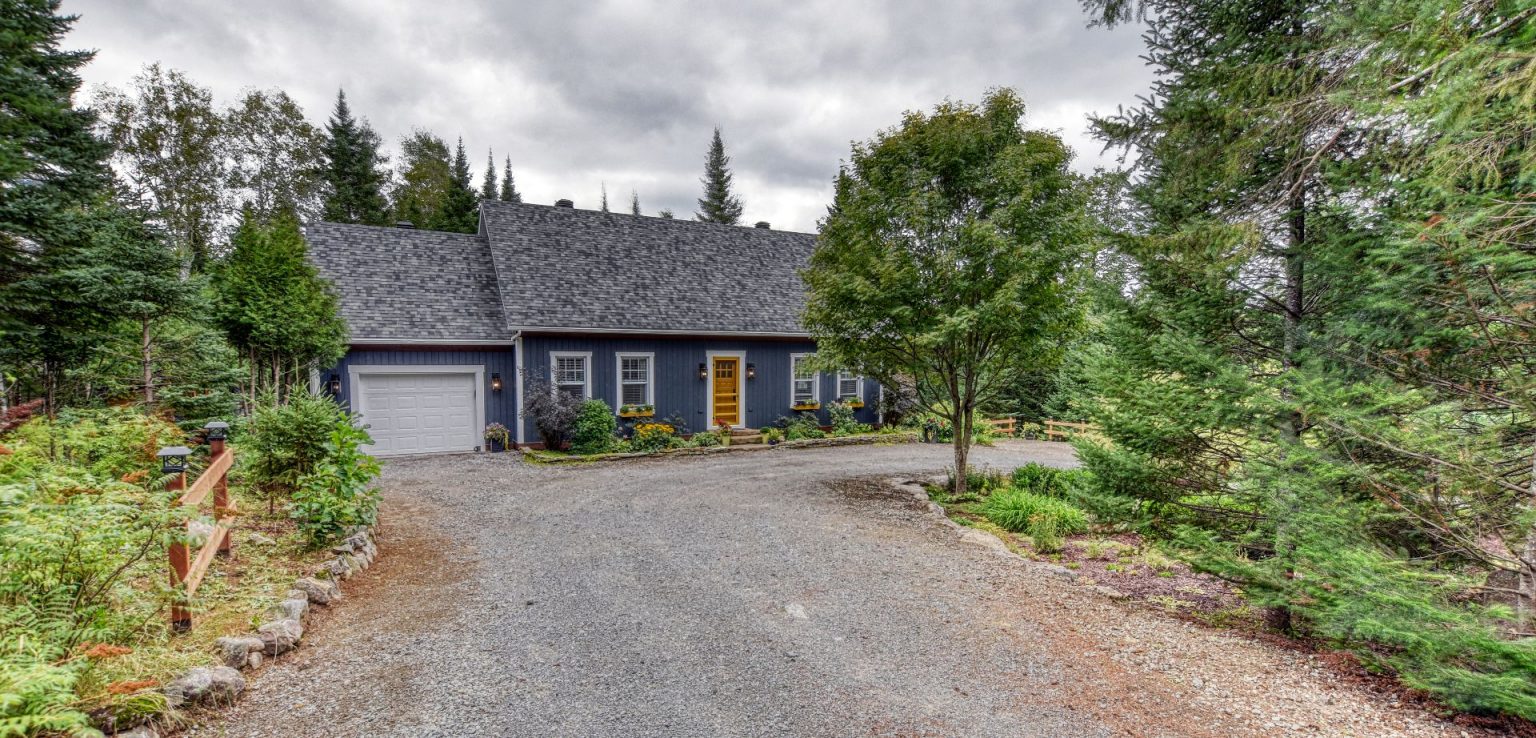 Cette splendide maison en vente à MorinHeights est chaleureuse et