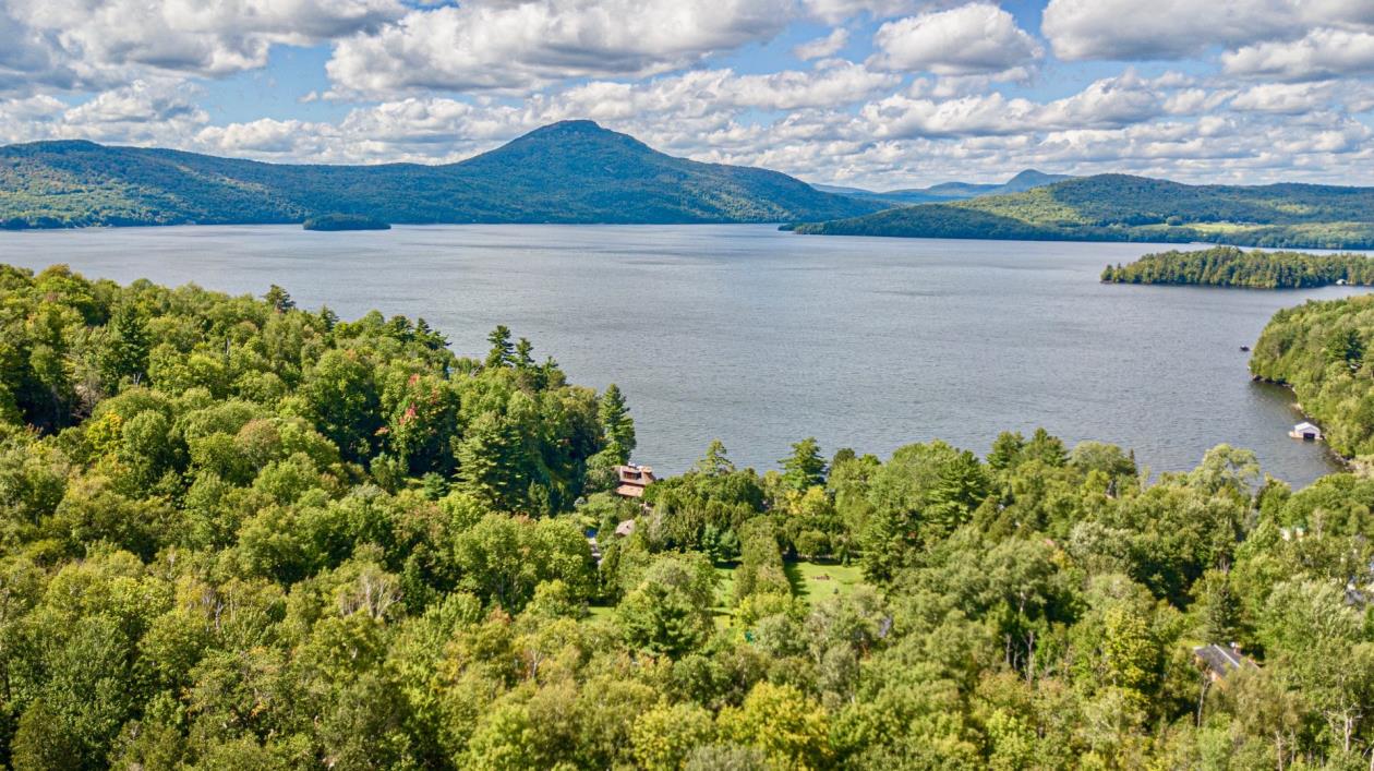 Élégante résidence de style Hampton sur le bord du Lac Memphrémagog