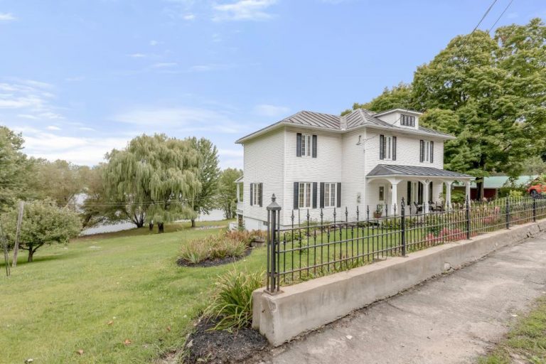 Charmante maison en vente dans le petit village de PointeFortune en