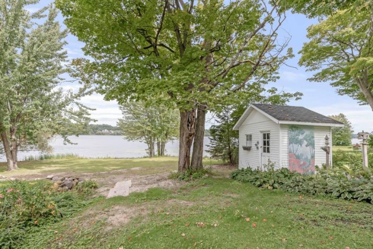 Charmante maison en vente dans le petit village de PointeFortune en