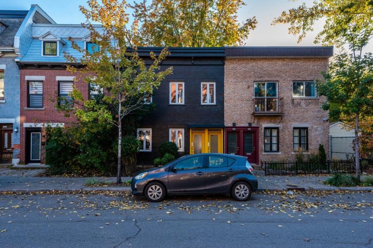 Ce joli duplex comprenant un logement à louer est à vendre dans le