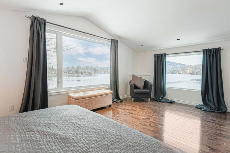 Jolie maison à aire ouverte offrant une vue incroyable sur le lac