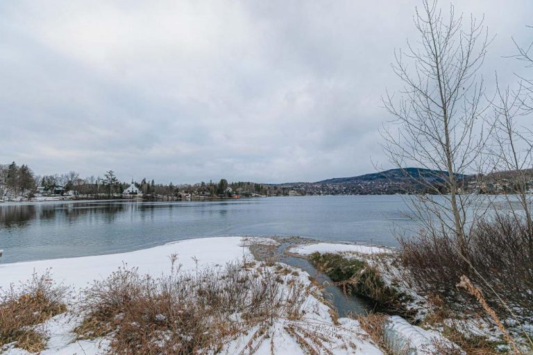 Jolie maison à aire ouverte offrant une vue incroyable sur le lac Beauport Joli Joli Design