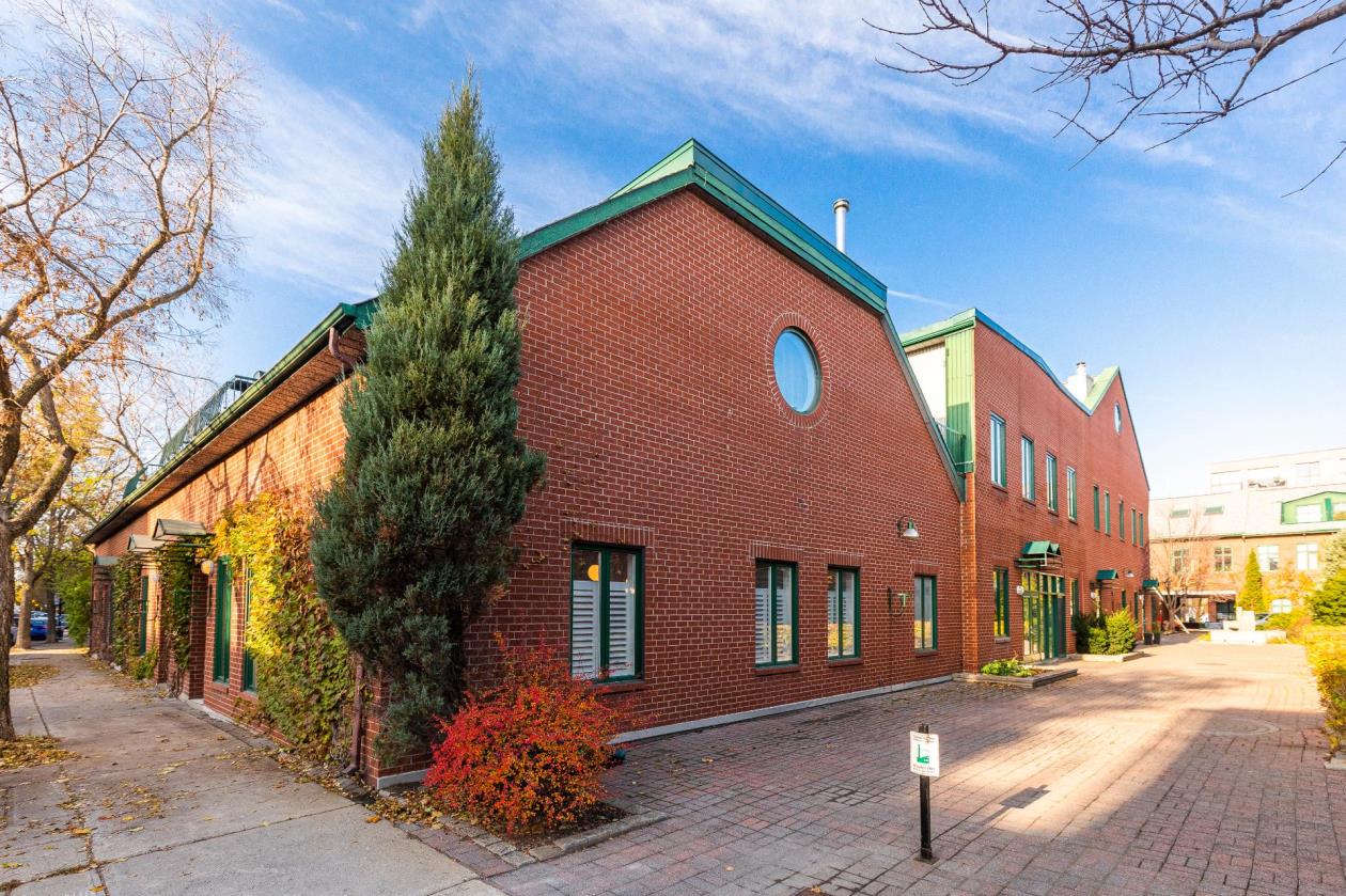 Impressionnante maison au design épuré dans le quartier SaintHenri