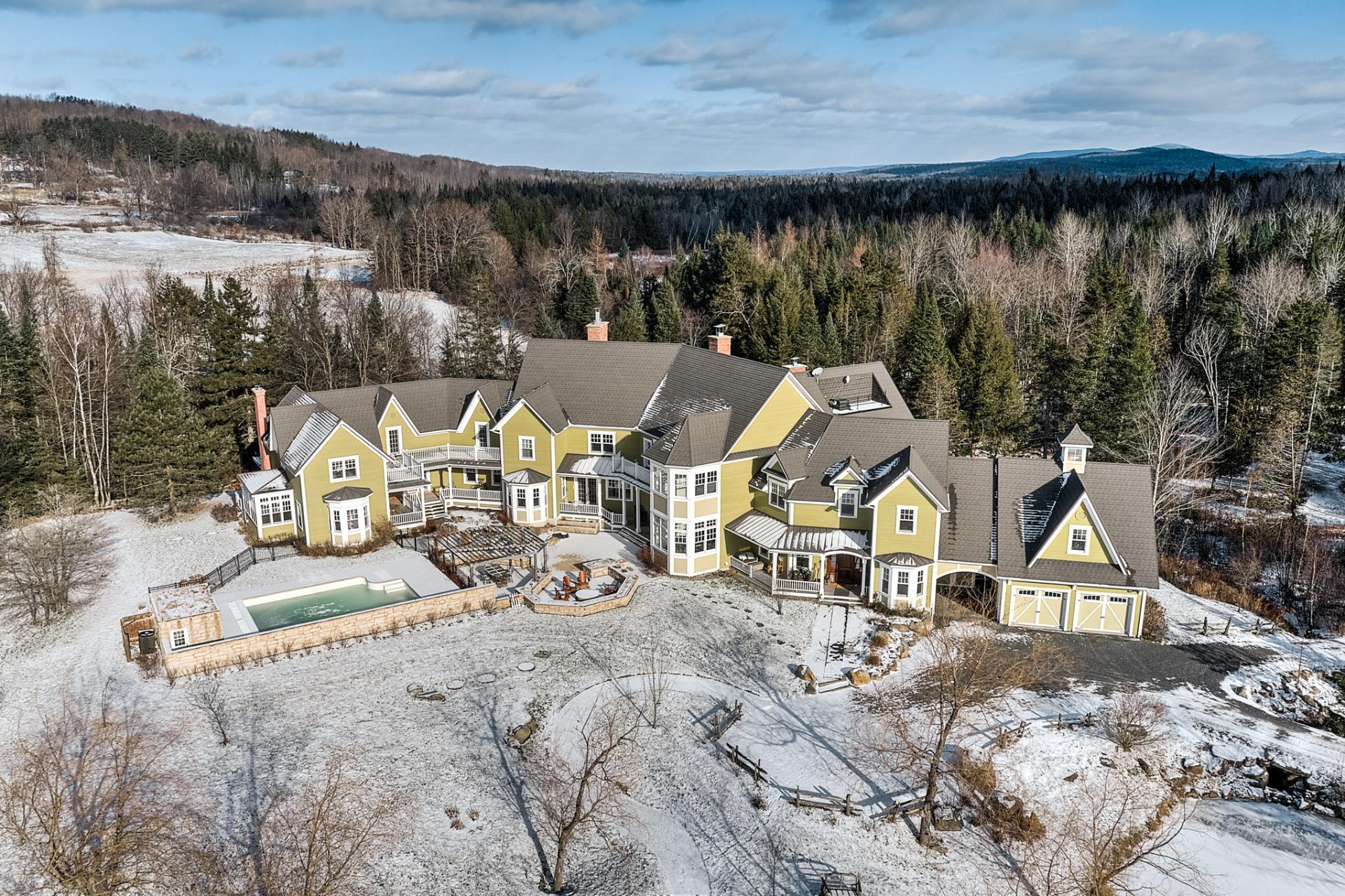 Somptueuse propriété comprenant 6 bâtiments à LacBrome dans les