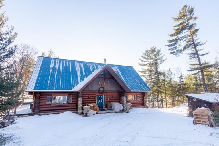 Chaleureuse maison en bois rond sur un terrain de plus de 2.5 acres avec plage en sable dans les