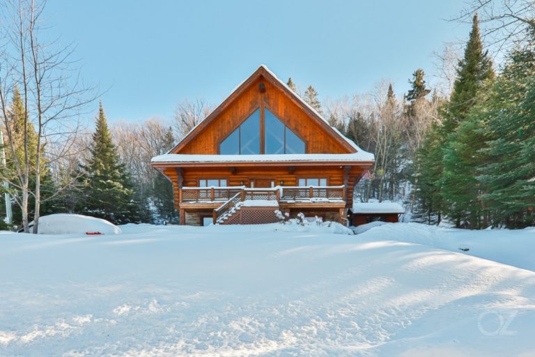 Chaleureuse propriété en bois rond à SainteMargueriteduLacMasson