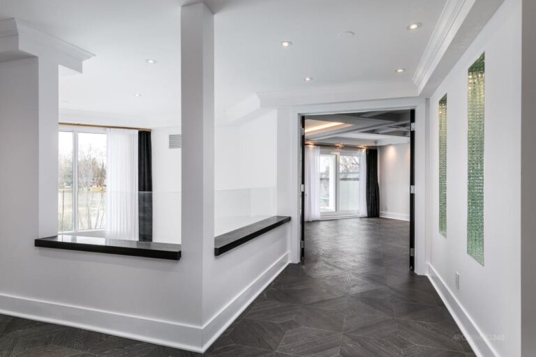 Spectaculaire propriété au bord de l'eau dans le quartier SainteDorothée à Laval Joli Joli Design