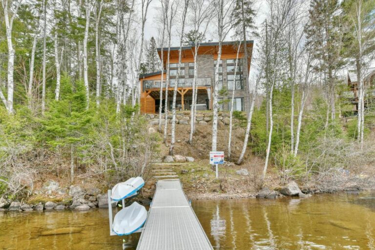 Ravissante maison au bord du majestueux lac Ouareau à NotreDamedela