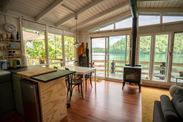 Accueillant chalet tout juste au bord de l'eau à Chertsey dans ...