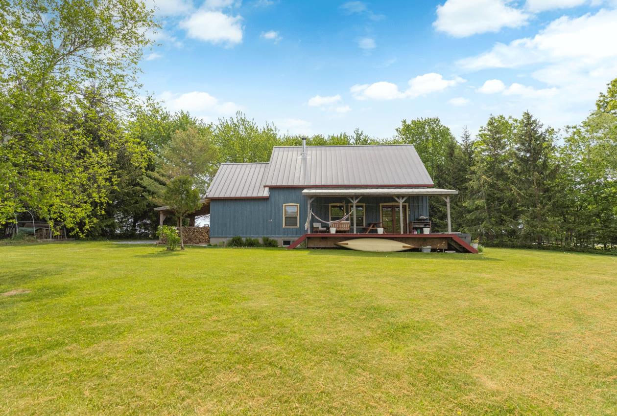 Chaleureuse maison de campagne au bord de la rivière Yamaska dans les Cantonsdel'Est Joli Chaleureuse maison de campagne au bord de la rivière Yamaska dans les Cantonsdel'Est Joli