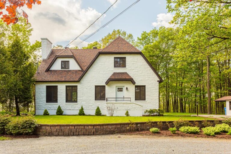 Ravissante propriété nichée près d'une falaise surplombant le lac