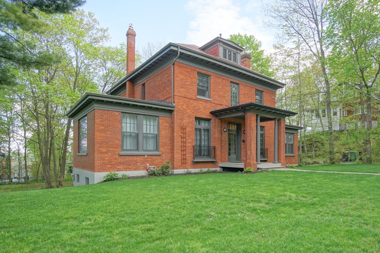Majestueuse propriété centenaire dans le quartier JacquesCartier de la