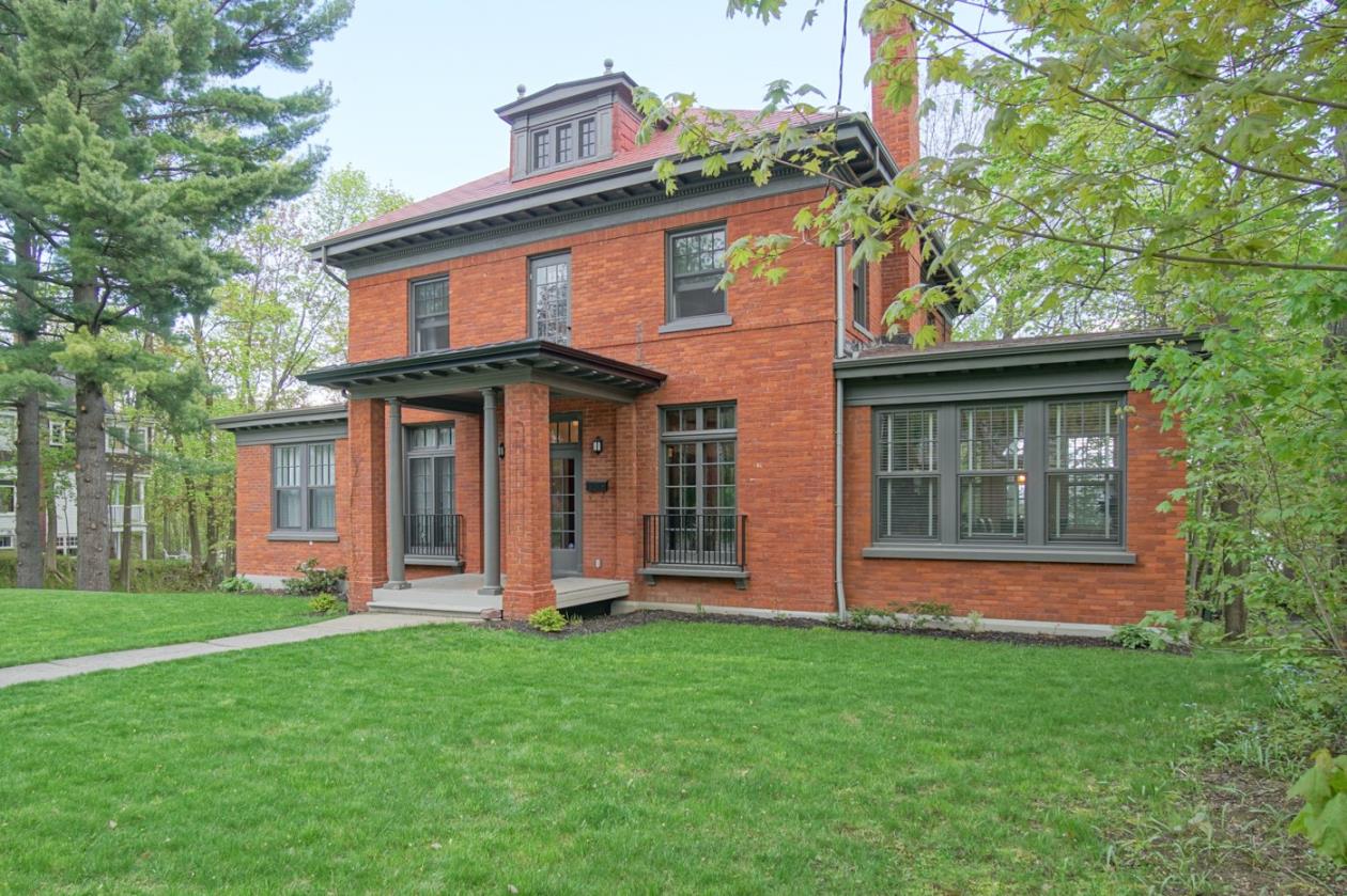 Majestueuse propriété centenaire dans le quartier JacquesCartier de la
