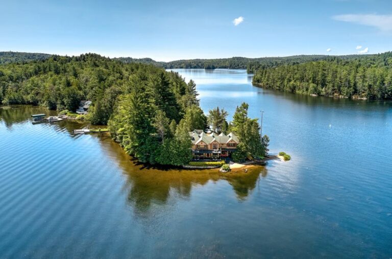 Maison de prestige située sur une île privée en plein coeur du lac