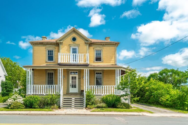 Chaleureuse propriété ancestrale de 1865 à SaintZéphirindeCourval