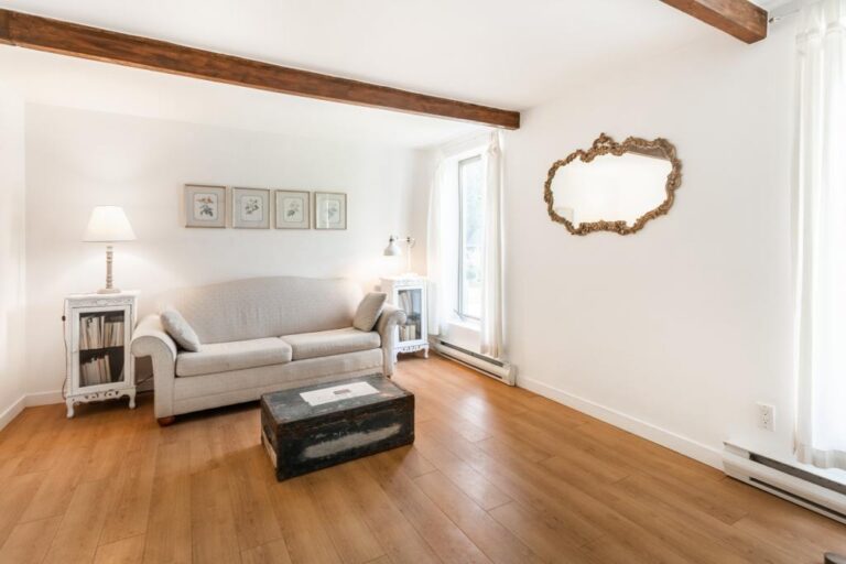 Étonnante maison construite en 1864 à Boucherville qui a subi une