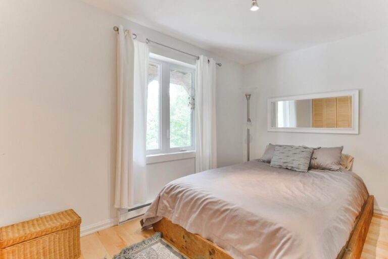 Magnifique propriété sise sur un grand terrain intime à SainteAnnedes