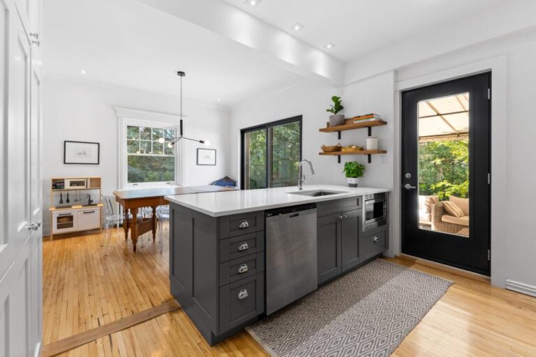 Magnifique maison à étages entièrement rénovée dans la ville de Mont