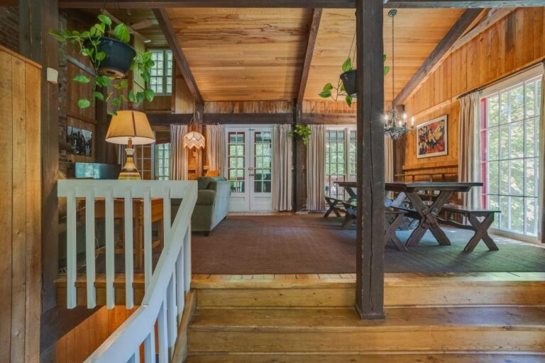 Splendide propriété sur un magnifique terrain boisé de près d'un acre à