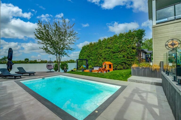 Splendide maison unifamiliale entièrement rénovée au bord de l'eau à