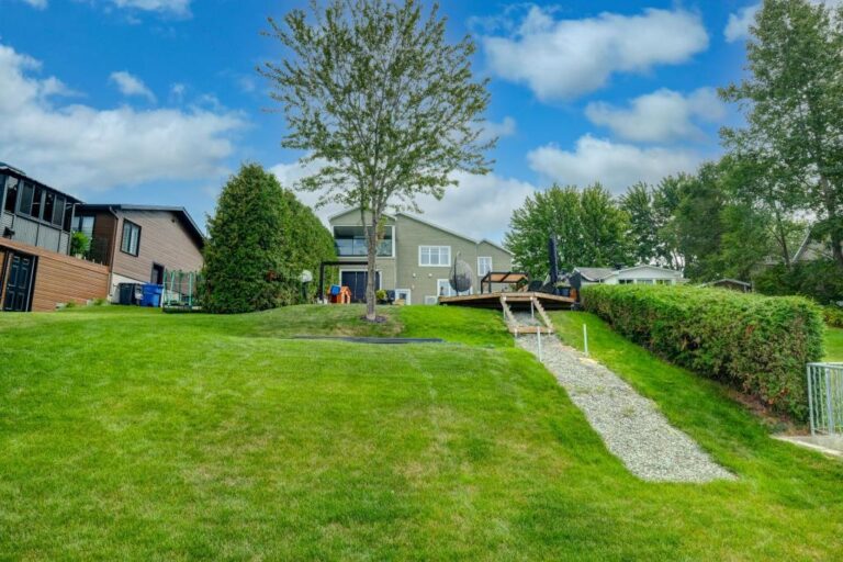 Splendide maison unifamiliale entièrement rénovée au bord de l'eau à