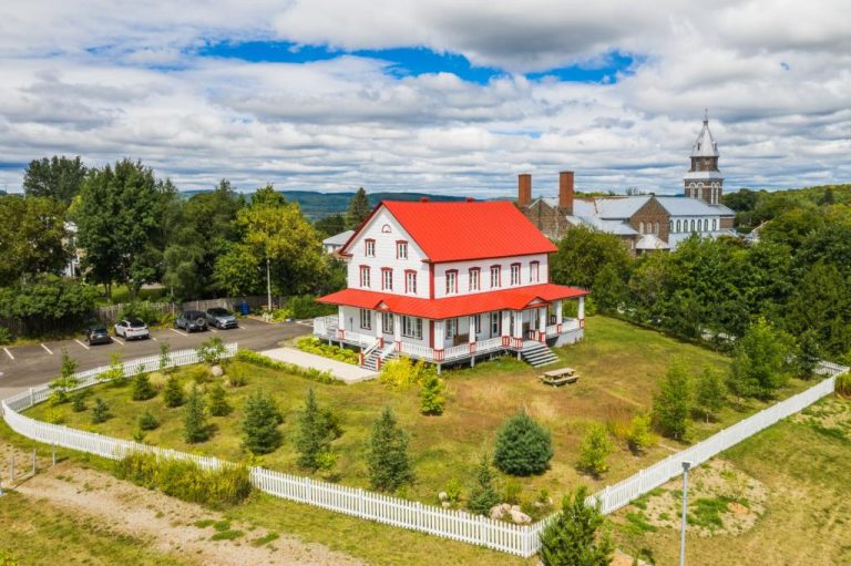 Impressionnant bâtiment historique de la ville de SaintGabrielde