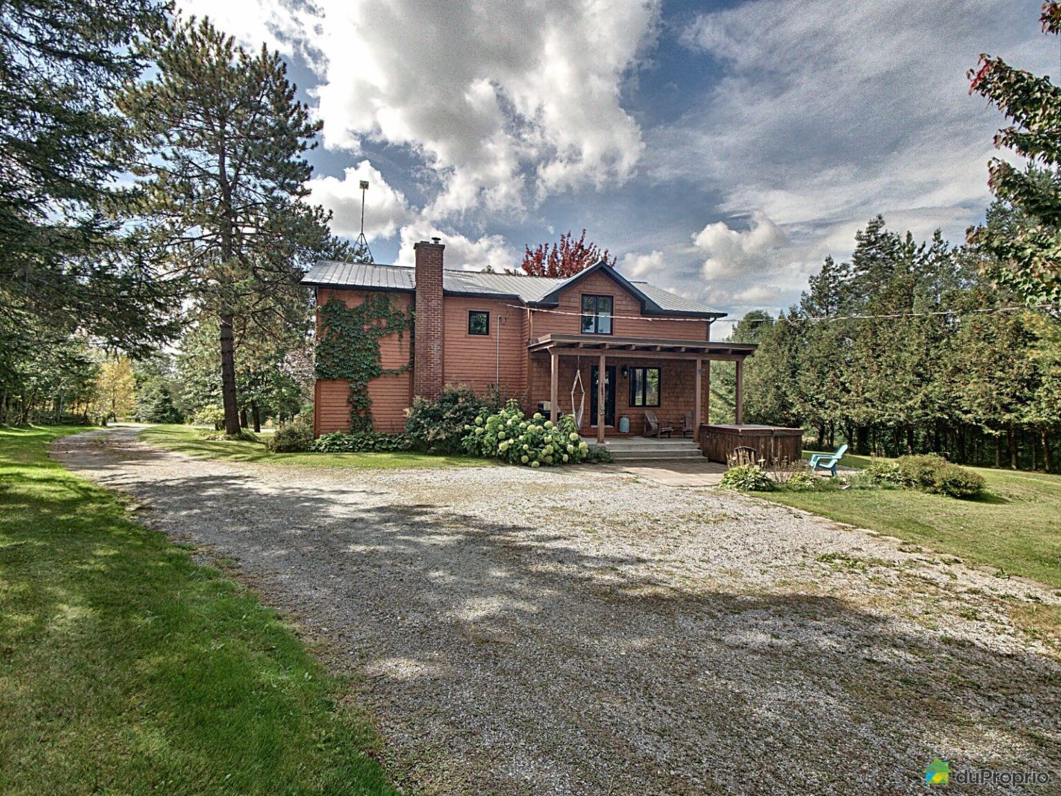 Grande maison ancestrale rénovée avec érablière à SaintClaude en