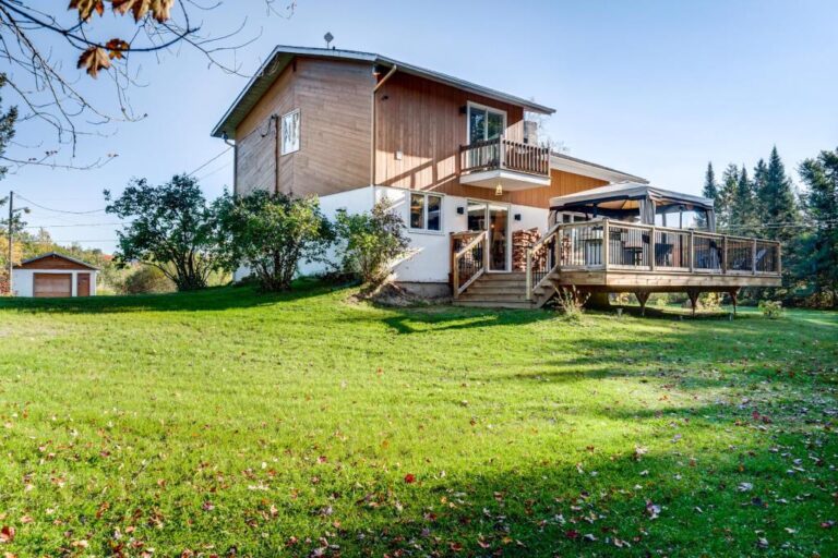 Superbe propriété au bord de l'eau à SaintJeandeMatha dans