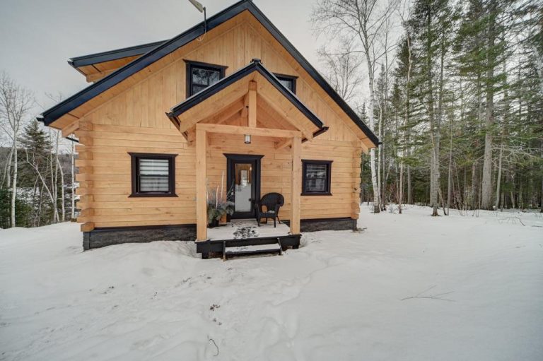 Magnifique chalet au bord de l'eau dans la région du SaguenayLacSaint